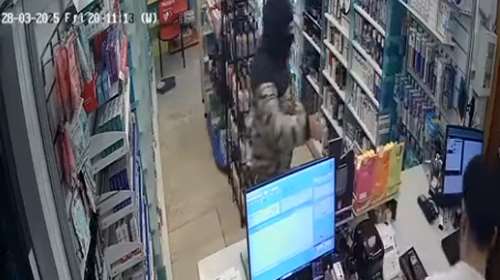 Βίντεο από κρυφή κάμερα με τη δράση του 25χρονου ληστή σε Ηλιούπολη και Άλιμο