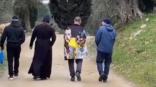 Μονή Εσφιγμένου: &quot;Επέλαση&quot; Ρώσων υπερεθνικιστών με λάβαρα - Είναι τόπος προσευχής όχι προπαγάνδας, λέει ο ηγούμενος