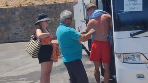 Χανιά: Viral ο οδηγός λεωφορείου που ξεπλένει τους τουρίστες για να μην λερώσουν με άμμο το όχημα [βίντεο]