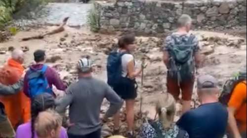 Φαράγγι Σαμαριάς: Η στιγμή που οι εγκλωβισμένοι τουρίστες αντικρίζουν χείμαρρο που &quot;σκάει&quot; μπροστά τους [βίντεο]