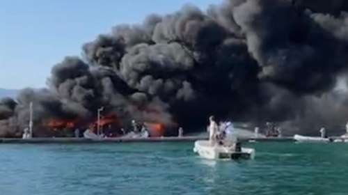 Κέρκυρα: Στις φλόγες τέσσερα ιστιοπλοϊκά σε μαρίνα - Πλωτά φράγματα για τη θαλάσσια ρύπανση [εικόνες-βίντεο]