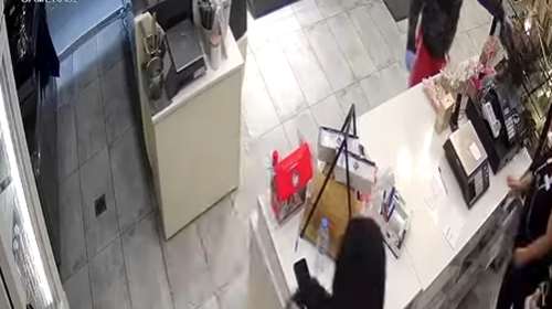 Ληστές εισέβαλαν σε ζαχαροπλαστείο στη Νέα Σμύρνη – Απείλησαν την υπάλληλο και εξαφανίστηκαν [βίντεο]