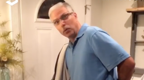 Ένας γιος δεν αφήνει τον πατέρα του να βγει από το σπίτι και έγινε viral [video]