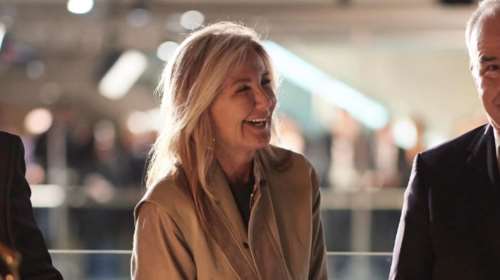 Η Μαρέβα Μητσοτάκη με cargo τζιν και leather jacket σε εκδήλωση στην Καλλιθέα