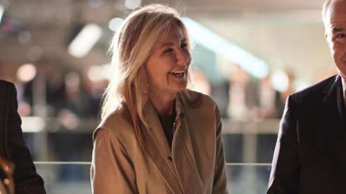 Μαρέβα Μητσοτάκη: Casual chic στο Κολωνάκι- Τα στιλάτα σνίκερς της