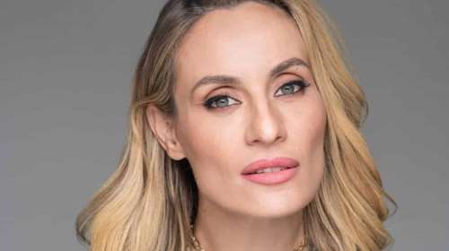 Ελεονώρα Μελέτη: Φωτογραφίζεται χωρίς ίχνος ρετούς, με το μαγιό της στην παραλία