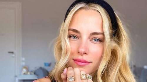 Δούκισσα Νομικού: Ποζάρει στο πολυτελές σαλόνι του σπιτιού της με τέλεια παρέα