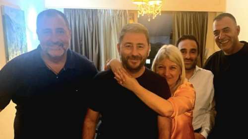 Επιστρέφει στο ΠΑΣΟΚ η πρώην βουλευτής του ΣΥΡΙΖΑ Γεωργία Γεννιά - Η φωτό αγκαλιά με Ανδρουλάκη
