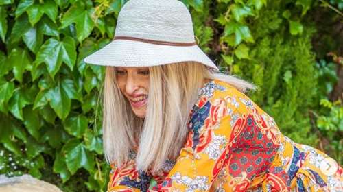 Ιωάννα Παλιοσπύρου: Ποζάρει σαν αερικό, με υπέροχη καλοκαιρινή εμφάνιση στη φύση [εικόνες]