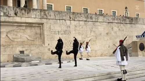 Η συγκινητική αλλαγή φρουράς στη Βουλή για την επέτειο της Γενοκτονίας των Ποντίων [βίντεο]