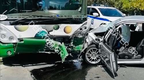 Σοκαριστικό τροχαίο στο Καματερό με δύο νεκρούς - ΙΧ παρέσυρε πεζή και καρφώθηκε σε λεωφορείο