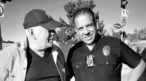 Ο Μπρους Γουίλις ευχαριστεί τους πυροσβέστες του Λος Άντζελες, σε μια σπάνια εμφάνισή του [βίντεο]