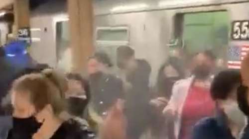 Πυροβολισμοί στη Νέα Υόρκη: Η στιγμή της επίθεσης στο μετρό - Τρέχουν ουρλιάζοντας οι επιβάτες [Βίντεο]