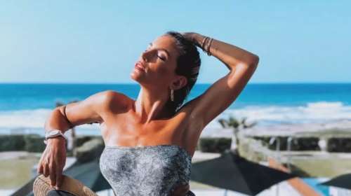 Αθηνά Οικονομάκου: Με floral φόρεμα από τη συλλογή της στην Εβδομάδα Μόδας του Μιλάνου