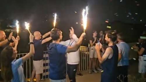 Ολυμπιακοί Αγώνες 2024: Αποθεώθηκε στο Ολυμπιακό Χωριό ο Τσελίδης – Αγκαλιές και πυρσοί για τον χάλκινο τζουντόκα [βίντεο]