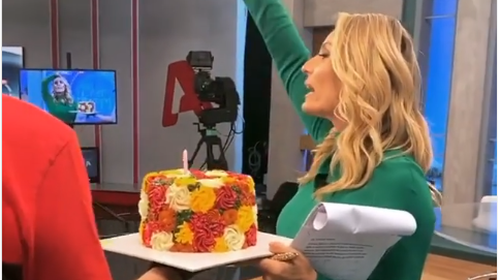 Ελεονώρα Μελέτη: Γενέθλια στο πλατό - Οι ευχές των συνεργατών και η τούρτα υπερπαραγωγή [βίντεο]