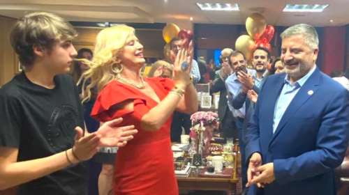 Φαντασμαγορικά γενέθλια και γιορτή χωρίς όμως αποστάσεις...για τον Πατούλη - Η τούρτα &quot;υπερπαραγωγή&quot; από τη σύζυγο [εικόνες]