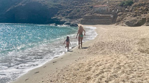 Ελένη Μενεγάκη: Οι πρώτες βουτιές με τη μικρή Μαρίνα στην Άνδρο [Εικόνες]