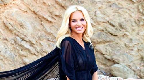 Μαρία Μπεκατώρου: Η βραδινή φθινοπωρινή εμφάνιση με ναυτικό μπλε shirt dress με cut outs στη μέση της