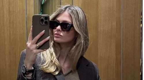 Αμαλία Κωστοπούλου: Business cool με καρό μπλέιζερ, μπαλαρίνες Chanel και υπερβολικά φαρδύ denim