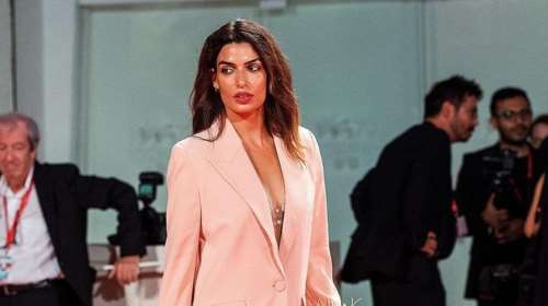 Τόνια Σωτηροπούλου: Με σοφιστικέ sexy homewear στιλ στη Βενετία - Το dirty pink κοστούμι και το αστραφτερό bralette