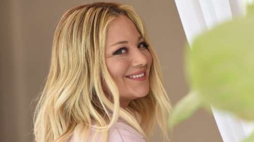 Νάνσυ Ζαμπέτογλου: Η ψηλόμεση μάξι φούστα με τα βολάν που χαρίζει ύψος - Τη συνδύασε με λευκό t-shirt