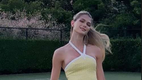 Αμαλία Κωστοπούλου: Πανέμορφη στην εξοχή με σούπερ μίνι τουίντ φόρεμα Alessandra Rich αξίας 1.000 ευρώ