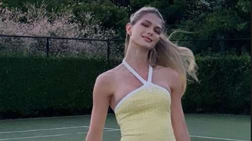 Αμαλία Κωστοπούλου: Στην αγκαλιά του συντρόφου της στην Σαρδηνία με μικροσκοπικό εμπριμέ φόρεμα 600 ευρώ