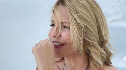 Η Τζένη Μπαλατσινού περπατά ξυπόλητη στην παραλία - Η ρομαντική ανάρτηση για τα καλοκαίρια [εικόνα]