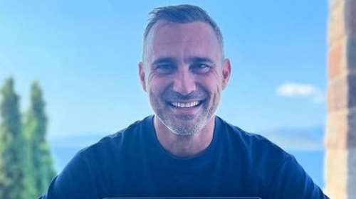 Γιώργος Καπουτζίδης - Τέλειωσε το τρίτο του θεατρικό έργο: "Γέλασα τόσο πολύ-Ανυπομονώ να το δείτε"