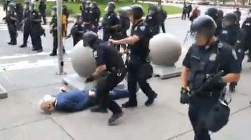 Βία χωρίς τέλος στις ΗΠΑ: Αστυνομικοί ρίχνουν στο έδαφος και εγκαταλείπουν αιμόφυρτο 75χρονο [βίντεο]