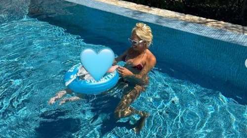 Κωνσταντίνα Σπυροπούλου: Βουτιές στην πισίνα με τον γιο της, Βλάσση [Εικόνες]