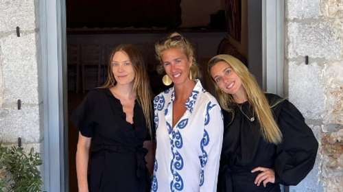 Μαριάννα Γουλανδρή - Θεοδώρα Χανδρή: Τα minimal looks με μίνι μαύρα φορέματα στις Σπέτσες