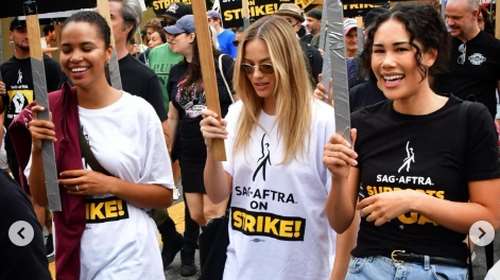 Η Μάργκοτ Ρόμπι σε πορεία ηθοποιών στο Χόλιγουντ - Με πλακάτ που έγραφε &quot;απεργία&quot;