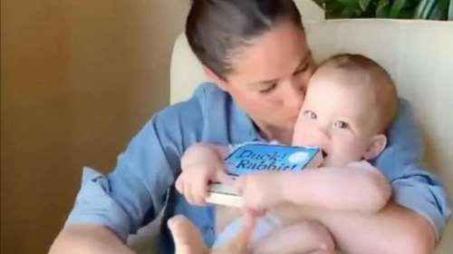 Πρώτα γενέθλια για τον Άρτσι: Η Μέγκαν του διαβάζει το αγαπημένο του παραμύθι [Βίντεο]