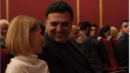 Κικίλιας - Μπαλατσινού: Ποζάρουν μαζί στο Δημοτικό Θέατρο του Πειραιά - Το πολύ κομψό look του πρώην μοντέλου