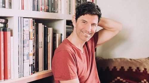 Ο Σάκης Ρουβάς, αγουροξυπνημένος, τρώει πρωινό στην κουζίνα του [βίντεο]