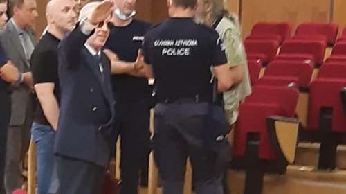 Δίκη Χρυσής Αυγής: Σάλος με φωτογραφία που δείχνει τον Κωνσταντίνο Πλεύρη να χαιρετά φασιστικά