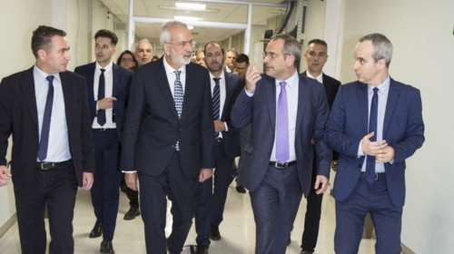 Το Ραδιομέγαρο της ΕΡΤ επισκέφθηκε ο πρωθυπουργός Ιωάννης Σαρμάς [εικόνες]