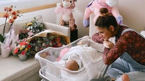 Μαίρη Συνατσάκη: Επέστρεψε στη δουλειά και πήρε για πρώτη φορά την κόρη της στο γραφείο [εικόνες]