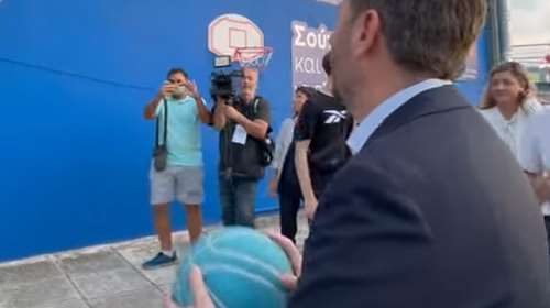 Ο Ανδρουλάκης δοκίμασε το ταλέντο του στο μπάσκετ - Έβαλε καλάθι και καταχειροκροτήθηκε στη ΔΕΘ [βίντεο]