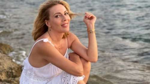 Σπάνια φωτό: Η Σμαράγδα Καρύδη στην αγκαλιά της Τζένης Καρέζη στο... κινηματογραφικό της ντεμπούτο το 1972