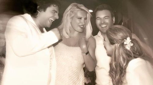 Κέλλυ Κελεκίδου: Οι αδημοσίευτες φωτογραφίες από τον γάμο της με τον Κουρκούλη και κουμπάρους Μενεγάκη-Πουνέντη