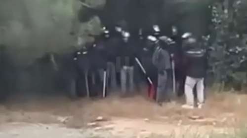 Επίθεση στην Πολυτεχνειούπολη: Με κράνη στο κεφάλι και κοντάρια στα χέρια οι &quot;νταήδες&quot; - Βίντεο ντοκουμέντο