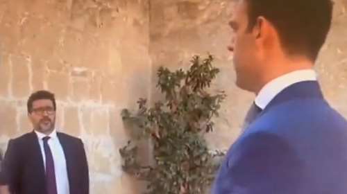 Ο αμήχανος Κασσελάκης με σταυρωμένα χέρια στον Εθνικό Ύμνο και ο διπλωματικός σύμβουλος του Τσίπρα τον διορθώνει [βίντεο]