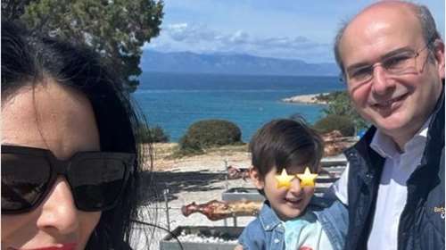 Κωστής Χατζηδάκης: Η γνωριμία με τη σύζυγό του και η &quot;αστεία&quot; πρόταση γάμου - Ποια ήταν η πρώτη λέξη που έγραψε ο γιος του