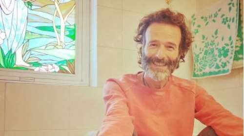 Απίστευτος Θανάσης Ευθυμιάδης: Συμβουλές... αφόδευσης - Δείχνει πώς πρέπει να καθόμαστε στην τουαλέτα [Εικόνα]