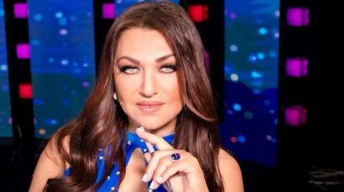 Η Καίτη Γαρμπή ποζάρει χωρις μακιγιάζ στο σαλόνι της - Τα γενέθλια του γιου της και ο χριστουγεννιάτικος στολισμός