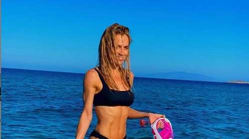 Ντορέττα Παπαδημητρίου: Το κορμί... άγαλμα της ηθοποιού - Δείχνει πώς γυμνάζεται στη θάλασσα [Εικόνες]