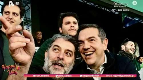 Συνάντηση Τσίπρα - Μπισμπίκη στις εξέδρες της Λεωφόρου - Μαζί με τα παιδιά του ο πρόεδρος του ΣΥΡΙΖΑ [εικόνες-βίντεο]